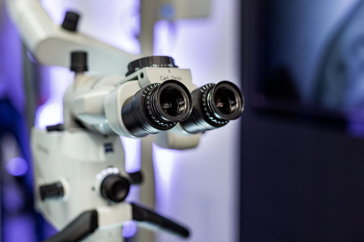 Technologies du cabinet B des Drs Bezzina, Biens, Stefan & Sabot, parodontie exclusive à Nice : microscope contraste de phase