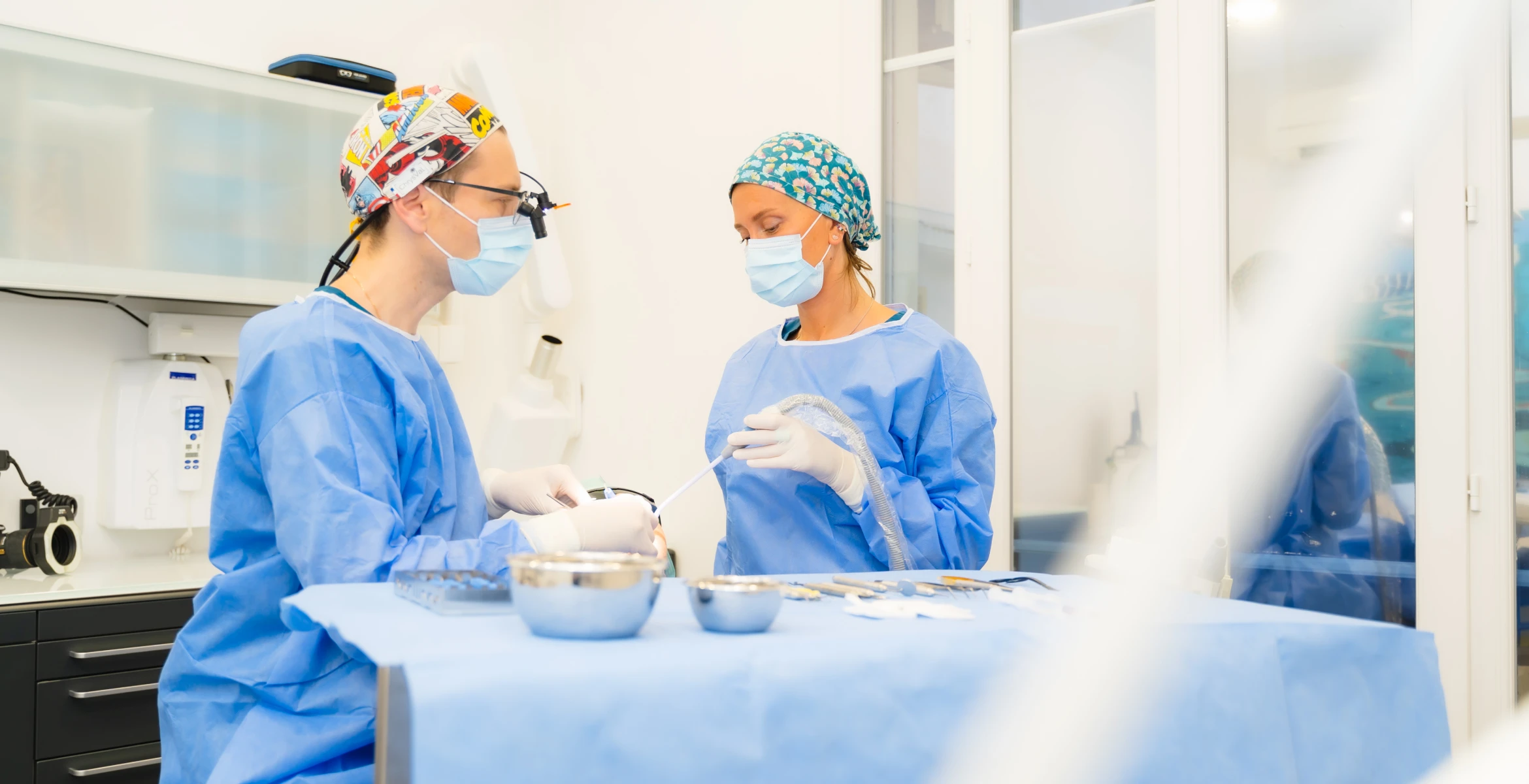 Dr Jean-Guy Sabot avec son assistante, cabinet B, parodontie exclusive à Nice